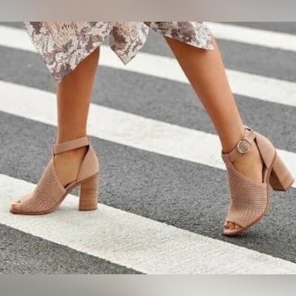 Marc Fisher LTD Vixen Suede Block Heel Sandals 6.5
Cutout Detail Bohemian Comfy‌ - Picture 9 of 11